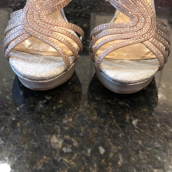 NEW Gianni Bini Evening Sandals in Gold - Picture 4 of 6